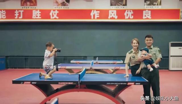 王皓的老婆闫博雅原来也是军人，夫妻俩军装合照太飒了，郎才女貌