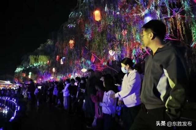 东胜“双节”烟火浓 消费热