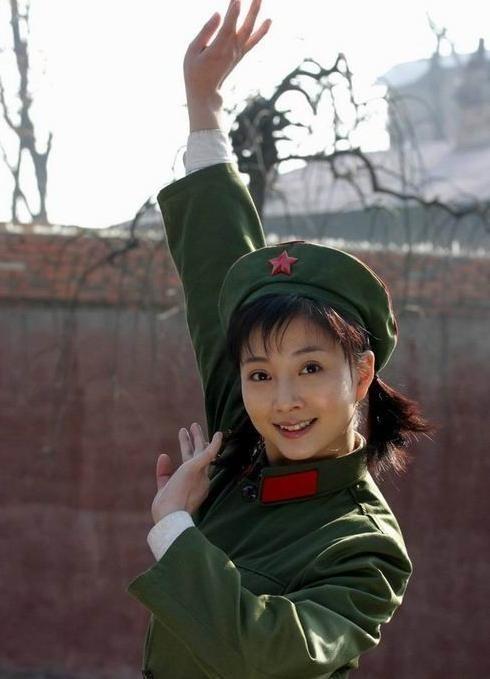 她是“内娱第一尤物”，获奖无数，年过四十依旧美貌，至今未婚