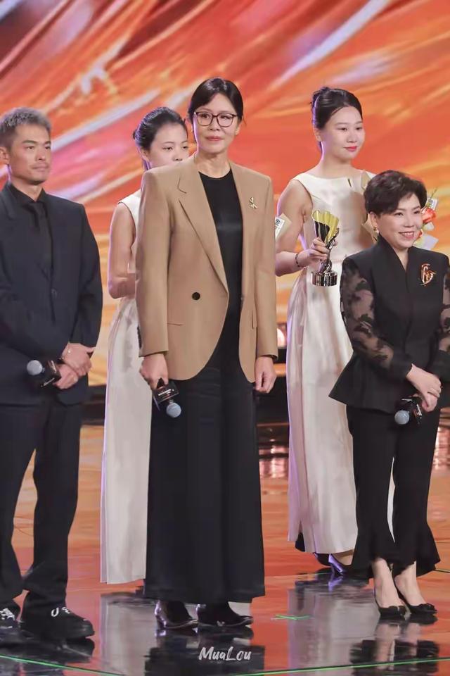 65岁郎平与52岁邓亚萍同框，一个医美后回春，一个美的原生态