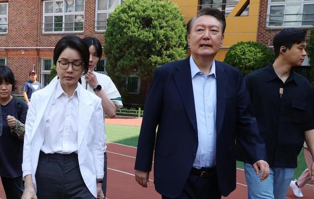 64岁的尹锡悦，为了从李在明手里活命，脱了衣服在囚室满地打滚