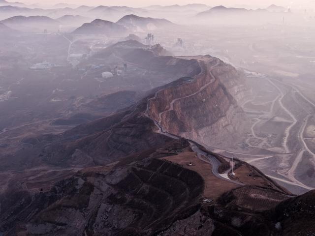 唐山市古冶区陡河水库旁的燕山太像大地指纹