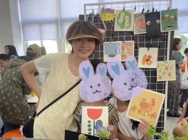 董卿与儿子现身南通，体态不错气色好，一点不像奔五的人