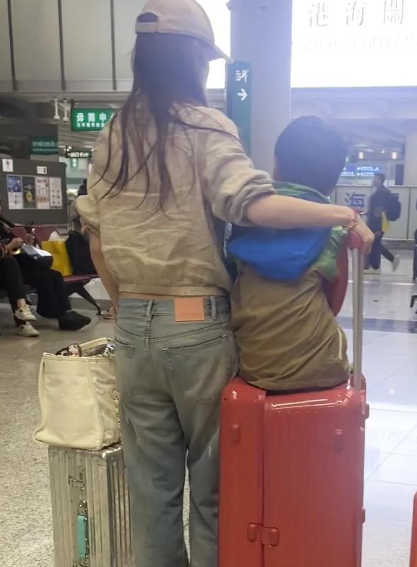 36岁杨颖独自带娃定居香港，前夫28万豪宅同居引热议