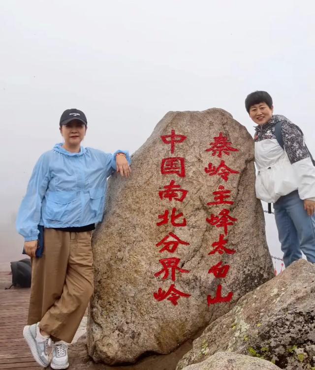 太白山偶遇陈小艺，57岁素颜遛弯，发福明显真成普通阿姨了