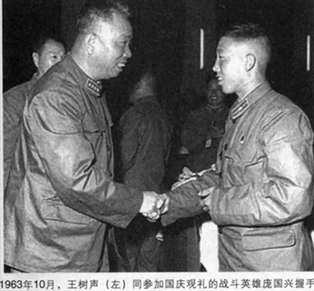 63年国庆，毛主席见到一少尉排长忽然问道：就是你“口出狂言”啊
