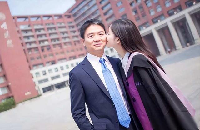 十年婚姻成笑话？32岁章泽天再次官宣喜讯，刘强东成为“过去式	”