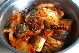 腌咸鱼时，10斤鱼放多少盐？牢记1个比例，咸香可口，放1年都不臭图片