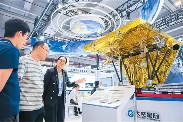 中美俄卫星定位精度对比：美国0.1米，俄1.5米，中国的又是多少？