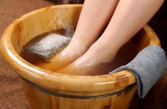 糖尿病患者双脚发凉？小心是糖尿病足前兆，做好4件事或可预防