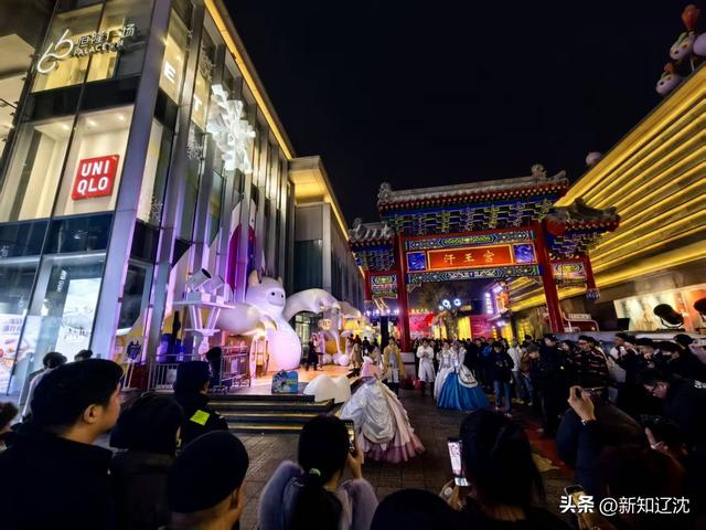 “雪趣铜行” 沈阳中街飘落今冬“第一场雪”