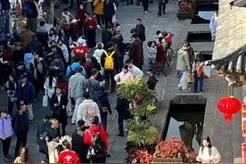 云南大理古城游客人山人海，还未进入高峰期：全是黑压压的人头图片