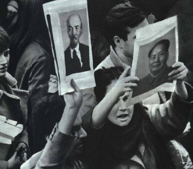美国人举着毛主席的头像游行，没有谁比毛主席更有影响力了吧？