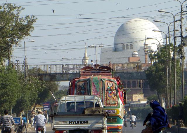 资本不敢投新厂，精英只买“单程票”，卡拉奇正陷入慢性自杀