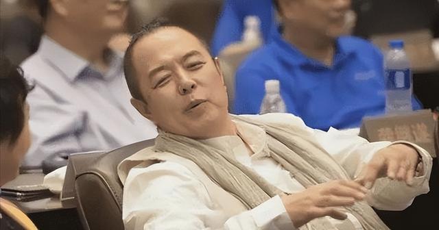 天道好轮回！68岁瘫坐在轮椅上的张铁林，已然活成了“笑话”