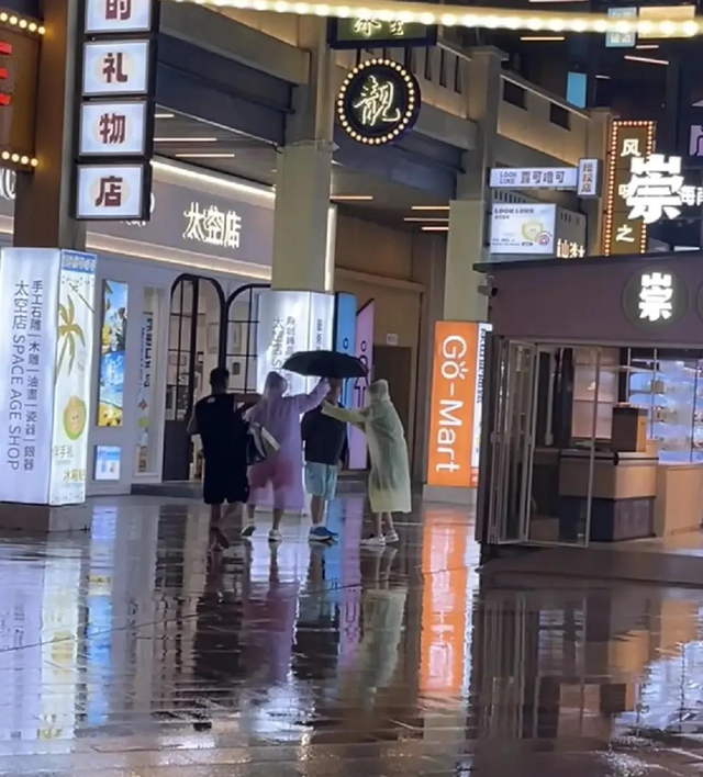 偶遇赵本山在海南度假，下雨天逛街衣着休闲，身后专人撑伞派头足