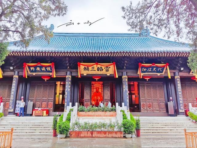 游客的疑惑：为什么西安城隍庙牌坊背后写着“你来了么”？