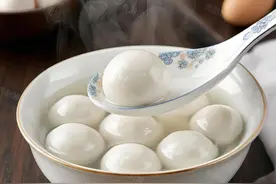煮冻汤圆，牢记别直接下锅煮，教你正确做法，出锅不漏馅，不夹生图片