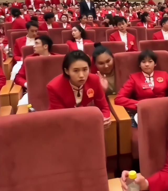 奥运表彰大会，全红婵和陈芋汐坐在一起，全红婵坐在位子上真老实
