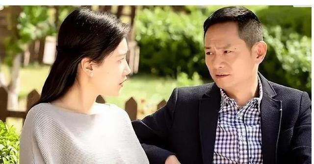 16年前，他在爱妻葬礼上哭到昏厥发誓永不再娶，如今怎么样了？