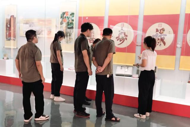 江西庐山国家级自然保护区管理局一行参观九江三红珍藏馆