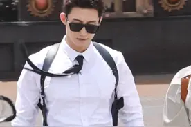 黄景瑜，胸肌和胳膊上的肌肉好明显啊，一看就是平时经常健身图片