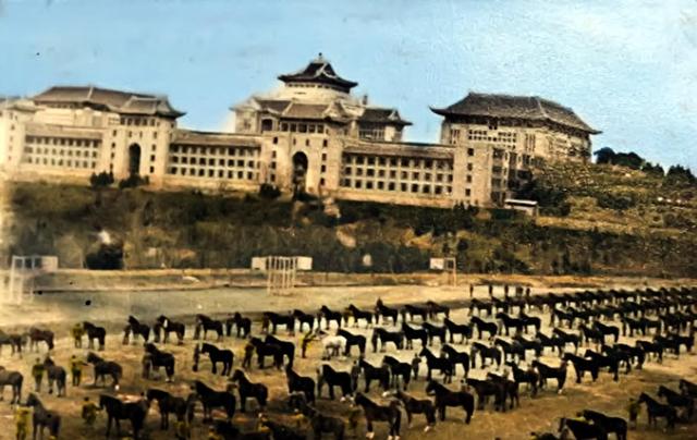 1939年的武汉大学：行政楼前站着日本护士，操场上游荡着鬼子伤兵