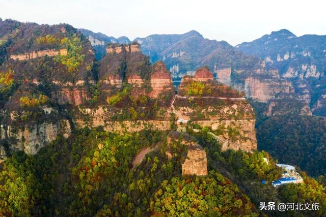 远山如黛，风景如画！来兴隆山，与红叶和云海撞个满怀