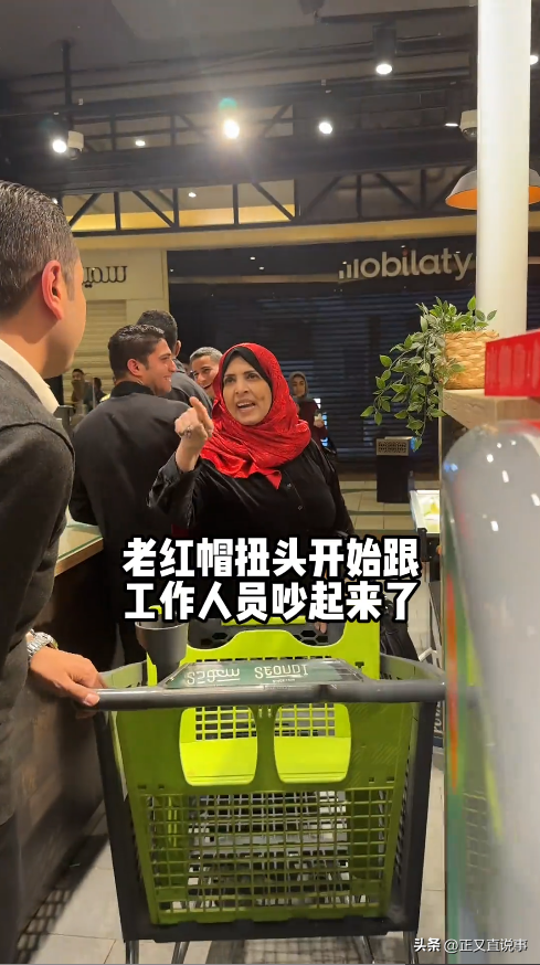 威武！俩中国女生埃及游，与当地5人互殴，完胜后获围观者竖拇指