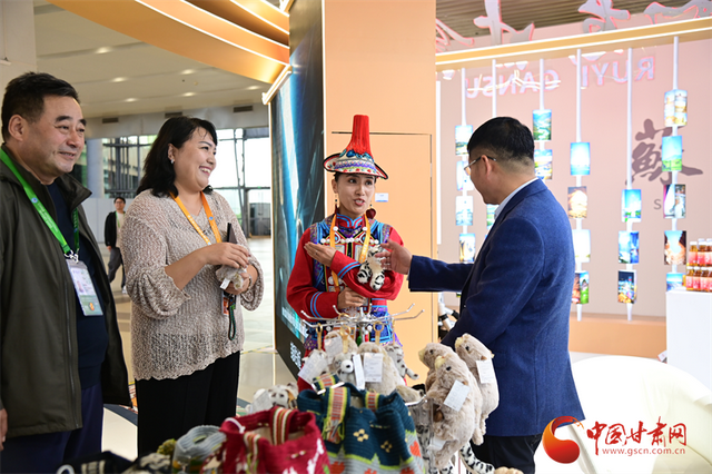 甘肃丝路非遗闪耀第八届进博会 为中外人文交流添彩