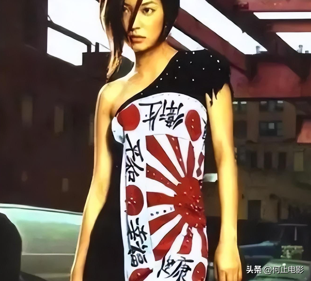 面相又变了！50岁赵薇近照曝光，婚礼上用心打扮，终是难走回头路