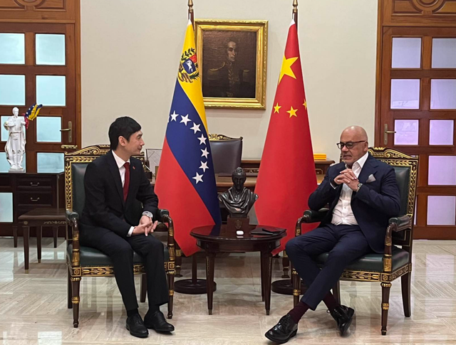 枪口顶在委内瑞拉头上，美军就是不扣扳机，特朗普到底在等什么？