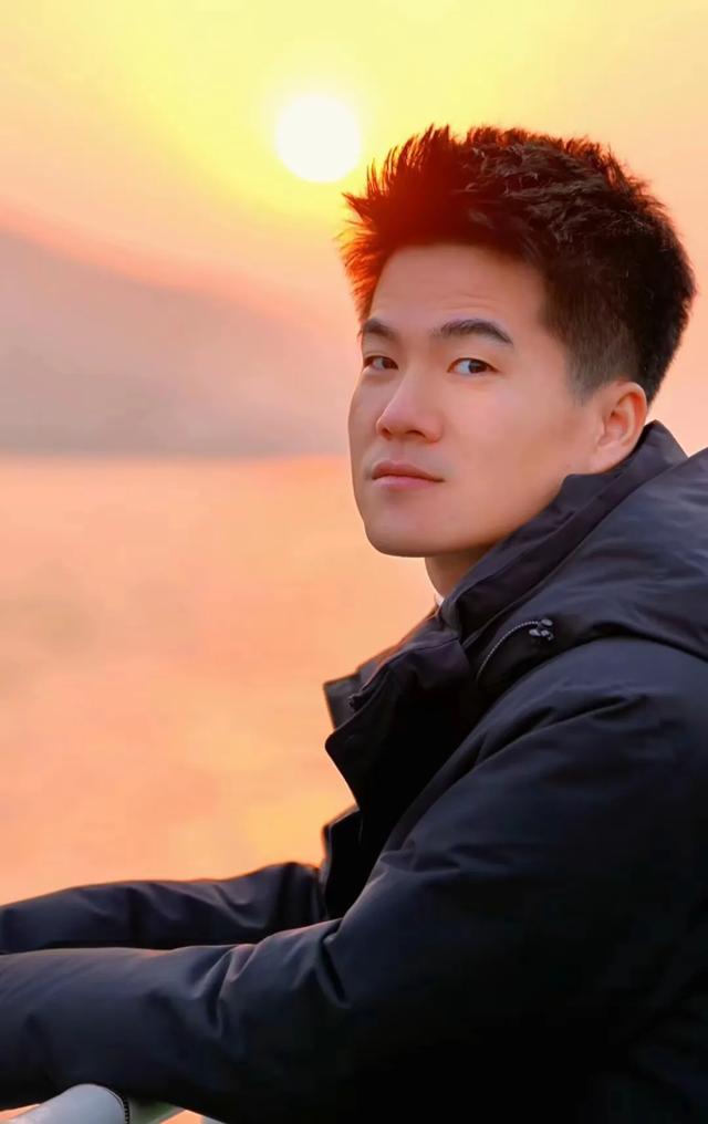 前脚笑谈董宇辉误入荒郊野岭，后脚发现与光同行随处可见人间美景