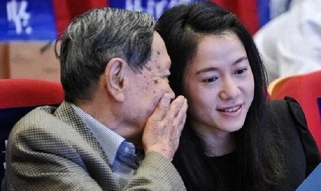 杨振宁逝后1个月,翁帆迁出别墅,带走34箱物件,那是她的全部财产