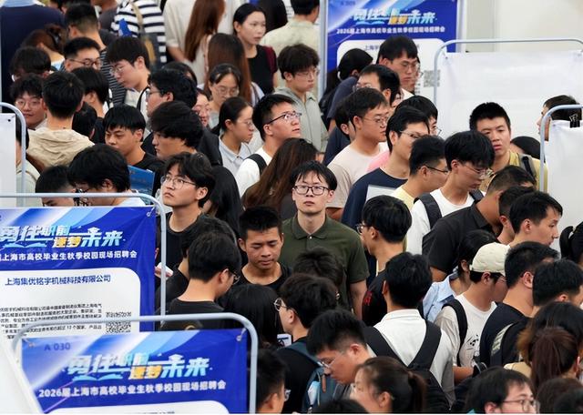 2026国家经济风向变了，从砸钱投楼到投人，要让年轻人真有钱！