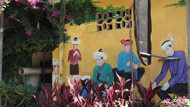 云南边境西双版纳，真正的千年古寨，当地村民还住在吊脚楼中