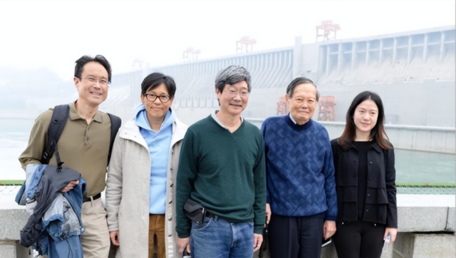 翁帆相伴21年，杨振宁去世后，继子杨光诺一句感谢话让她口碑暴涨