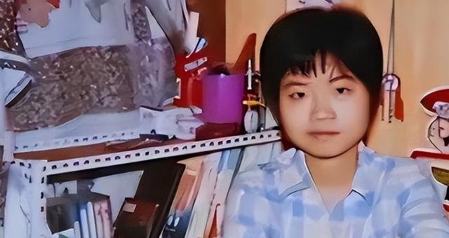 湖北研究生“带母上学”，最终在厕所自缢身亡，活活被母亲吸干血