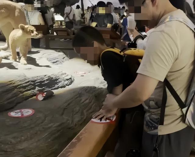 多名孩子闯进博物馆禁区，家长在旁鼓励：拍张照！