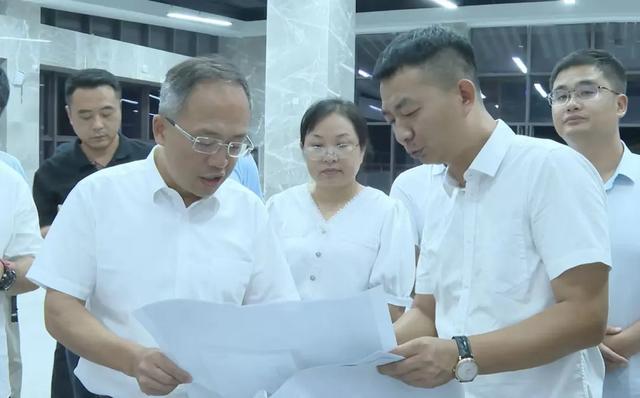 【湾里时政】刘昌华实地督导索道项目交通优化 并夜巡项目灯光效果