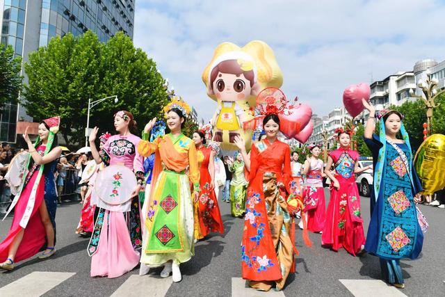 “因为一个节，嗨翻一座城”广元女儿节华彩开幕 国际元素闪亮