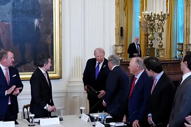 特朗普宣布，委内瑞拉出口中国石油加价2美元，中方：一桶也不买