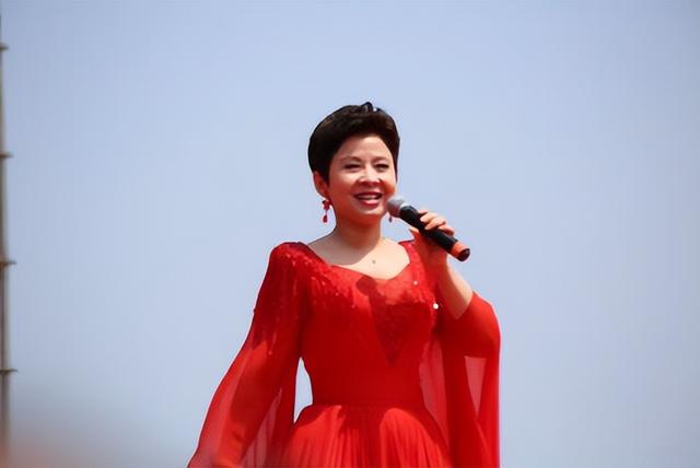 董文华不再沉寂，揭露了曾经被“封杀”的原因，原来我们都错怪她