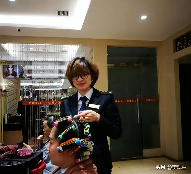 年入20亿的理发店有多野？老板被吹“开天眼”，却靠办卡坑哭老人