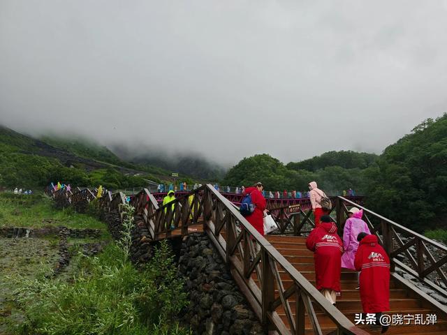东北避暑游长白山站 山上雨大雾大人发抖 天池就是一个美丽的传说