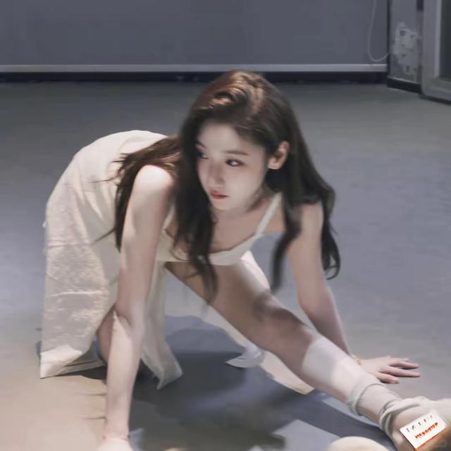 ‌00后北舞校花周静波，172cm的舞蹈精灵，身体超柔软