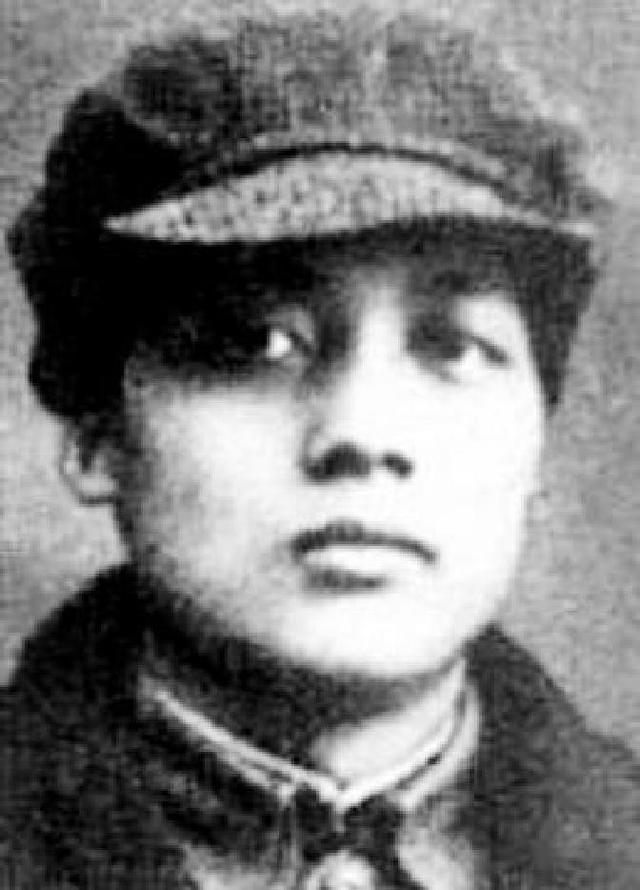 毛主席追悼会上，长女李敏罕见发火质问：我哥哥毛岸成人呢？