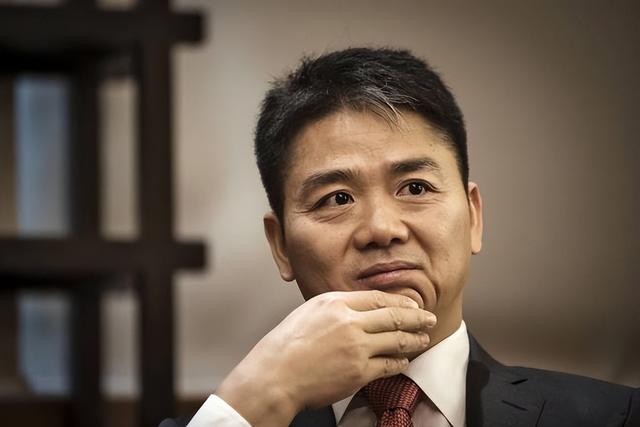 为何富豪中只有刘强东发钱？老家墙上的话说明一切——邻里多帮衬