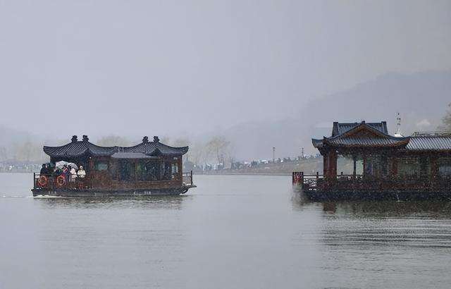 难得一见！杭州西湖今日迎来2026年第一场雪，断桥游人打卡忙