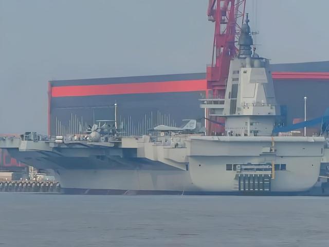 比福建舰还大！4艘万吨巨船同时出坞，美这才明白	，输给中国了
